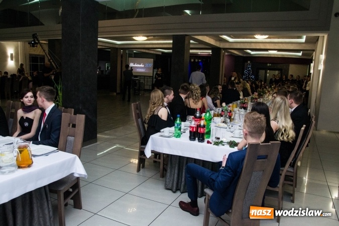 Zdjęcie w galerii na portalu naszwodzislaw.com: Maturzyści z Tischnera świętują studni&oacute;wkę w Premium wiadomości z regionu