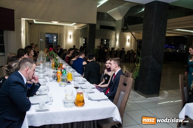 Zdjęcie w galerii na portalu naszwodzislaw.com: Maturzyści z Tischnera świętują studni&oacute;wkę w Premium wiadomości z regionu