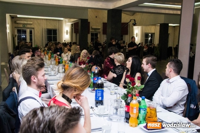 Zdjęcie w galerii na portalu naszwodzislaw.com: Maturzyści z Tischnera świętują studni&oacute;wkę w Premium wiadomości z regionu