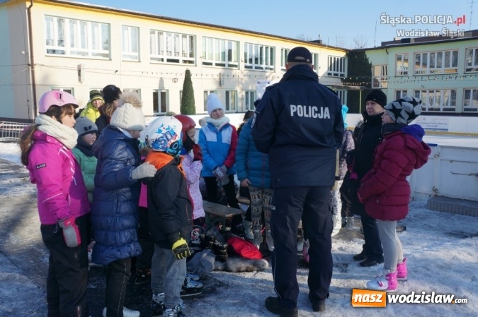 Zdjęcie w galerii na portalu naszwodzislaw.com: Na lodowisku o bezpieczeństwie. Wodzisławscy policjanci podczas ferii spotykają się z dziećmi wiadomości z regionu