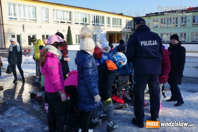Zdjęcie w galerii na portalu naszwodzislaw.com: Na lodowisku o bezpieczeństwie. Wodzisławscy policjanci podczas ferii spotykają się z dziećmi wiadomości z regionu