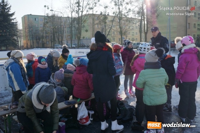 Zdjęcie w galerii na portalu naszwodzislaw.com: Na lodowisku o bezpieczeństwie. Wodzisławscy policjanci podczas ferii spotykają się z dziećmi wiadomości z regionu