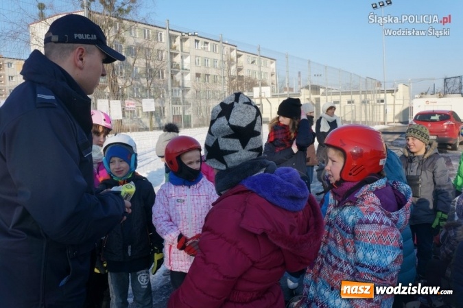 Zdjęcie w galerii na portalu naszwodzislaw.com: Na lodowisku o bezpieczeństwie. Wodzisławscy policjanci podczas ferii spotykają się z dziećmi wiadomości z regionu