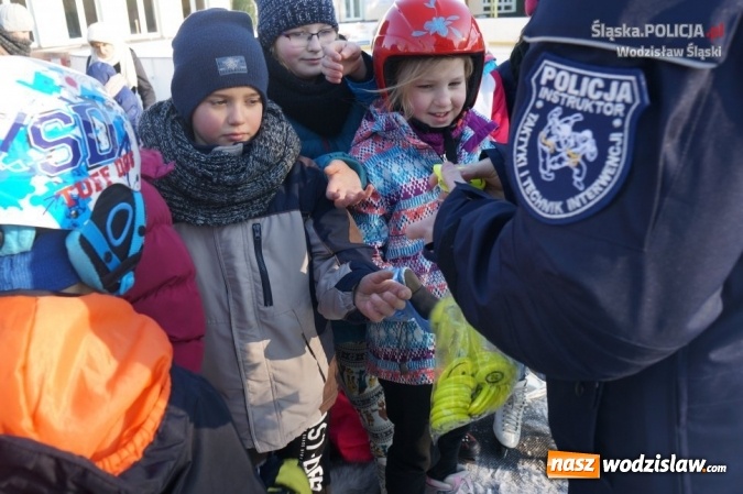 Zdjęcie w galerii na portalu naszwodzislaw.com: Na lodowisku o bezpieczeństwie. Wodzisławscy policjanci podczas ferii spotykają się z dziećmi wiadomości z regionu