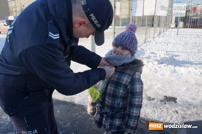 Zdjęcie w galerii na portalu naszwodzislaw.com: Na lodowisku o bezpieczeństwie. Wodzisławscy policjanci podczas ferii spotykają się z dziećmi wiadomości z regionu