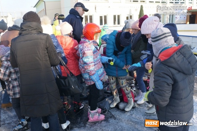 Zdjęcie w galerii na portalu naszwodzislaw.com: Na lodowisku o bezpieczeństwie. Wodzisławscy policjanci podczas ferii spotykają się z dziećmi wiadomości z regionu