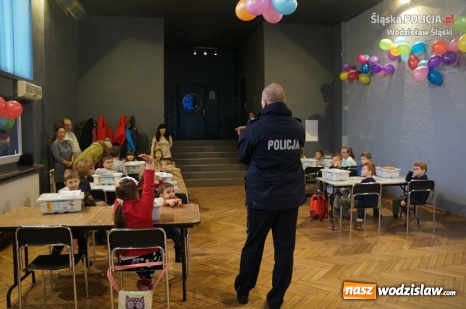 Zdjęcie w galerii na portalu naszwodzislaw.com: W domu kultury, na rynku i w galerii. Policjanci rozdawali mieszkańcom odblaski wiadomości z regionu
