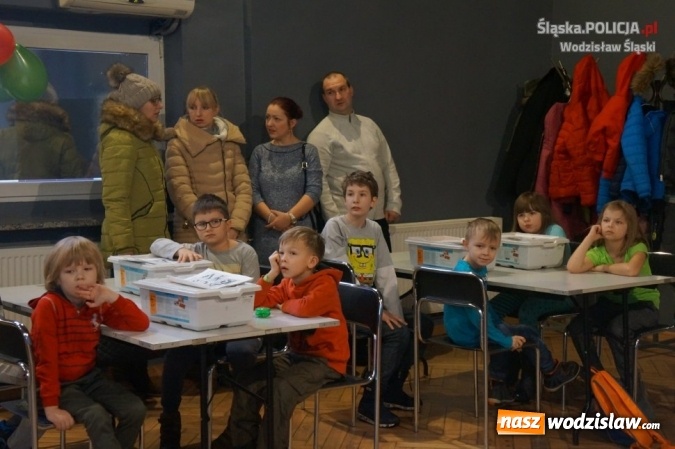 Zdjęcie w galerii na portalu naszwodzislaw.com: W domu kultury, na rynku i w galerii. Policjanci rozdawali mieszkańcom odblaski wiadomości z regionu