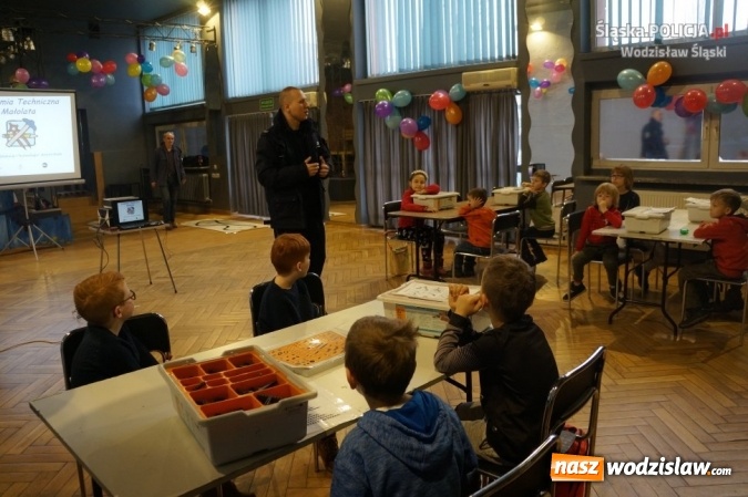 Zdjęcie w galerii na portalu naszwodzislaw.com: W domu kultury, na rynku i w galerii. Policjanci rozdawali mieszkańcom odblaski wiadomości z regionu