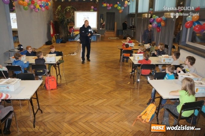 Zdjęcie w galerii na portalu naszwodzislaw.com: W domu kultury, na rynku i w galerii. Policjanci rozdawali mieszkańcom odblaski wiadomości z regionu