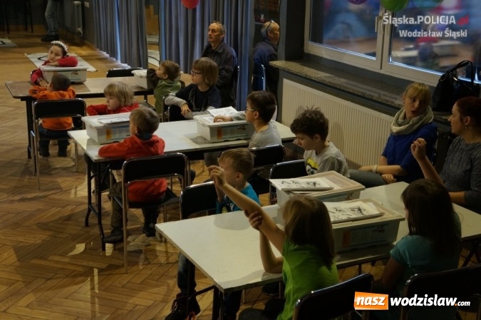 Zdjęcie w galerii na portalu naszwodzislaw.com: W domu kultury, na rynku i w galerii. Policjanci rozdawali mieszkańcom odblaski wiadomości z regionu