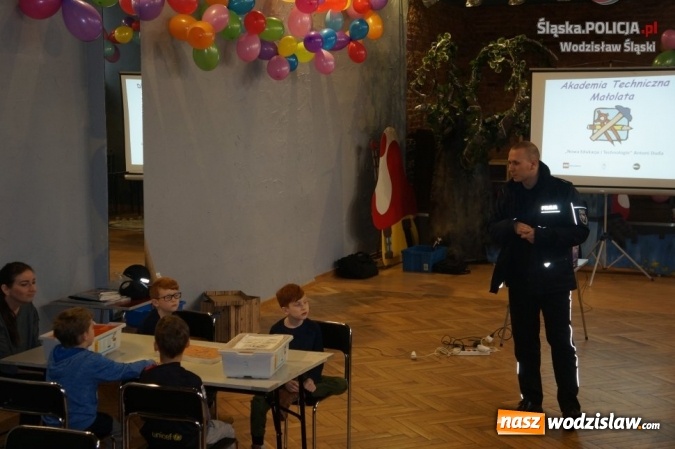 Zdjęcie w galerii na portalu naszwodzislaw.com: W domu kultury, na rynku i w galerii. Policjanci rozdawali mieszkańcom odblaski wiadomości z regionu