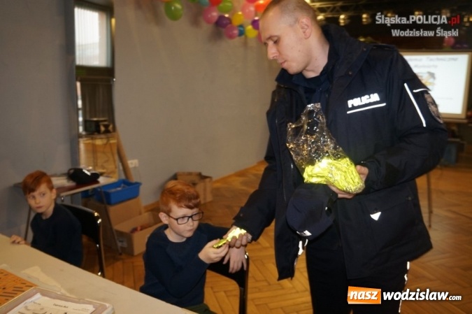 Zdjęcie w galerii na portalu naszwodzislaw.com: W domu kultury, na rynku i w galerii. Policjanci rozdawali mieszkańcom odblaski wiadomości z regionu