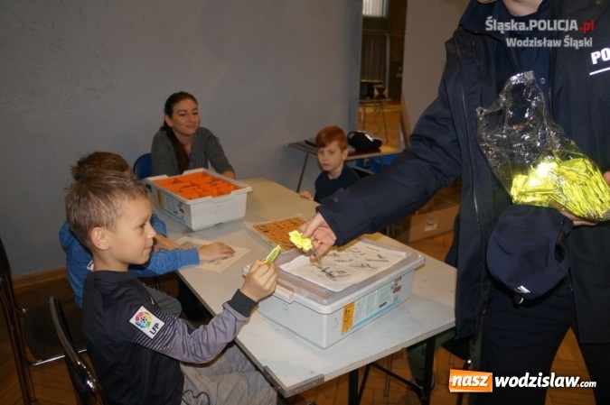 Zdjęcie w galerii na portalu naszwodzislaw.com: W domu kultury, na rynku i w galerii. Policjanci rozdawali mieszkańcom odblaski wiadomości z regionu