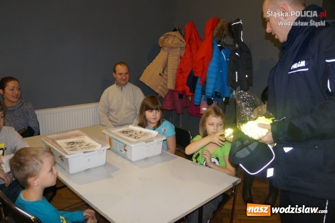 Zdjęcie w galerii na portalu naszwodzislaw.com: W domu kultury, na rynku i w galerii. Policjanci rozdawali mieszkańcom odblaski wiadomości z regionu