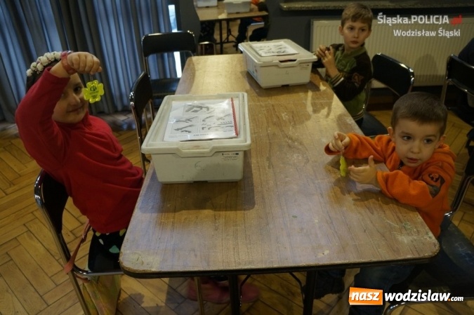 Zdjęcie w galerii na portalu naszwodzislaw.com: W domu kultury, na rynku i w galerii. Policjanci rozdawali mieszkańcom odblaski wiadomości z regionu