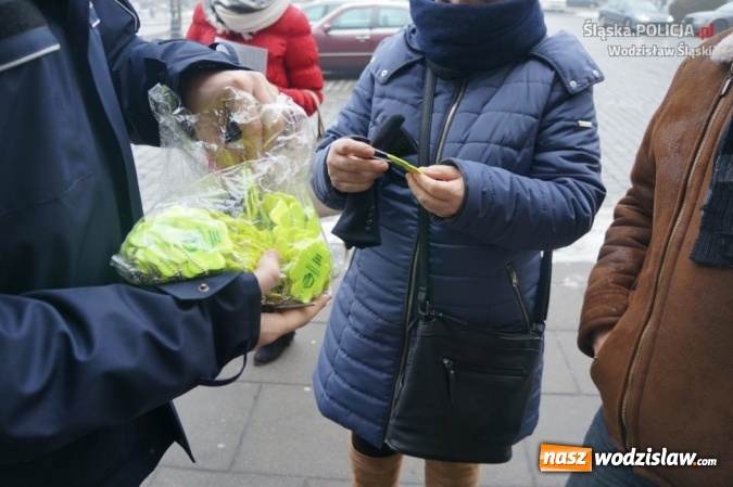 Zdjęcie w galerii na portalu naszwodzislaw.com: W domu kultury, na rynku i w galerii. Policjanci rozdawali mieszkańcom odblaski wiadomości z regionu