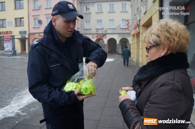 Zdjęcie w galerii na portalu naszwodzislaw.com: W domu kultury, na rynku i w galerii. Policjanci rozdawali mieszkańcom odblaski wiadomości z regionu