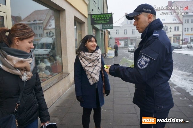 Zdjęcie w galerii na portalu naszwodzislaw.com: W domu kultury, na rynku i w galerii. Policjanci rozdawali mieszkańcom odblaski wiadomości z regionu