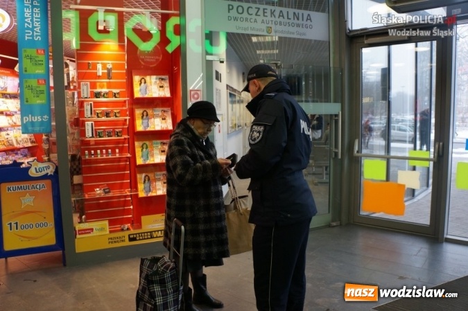 Zdjęcie w galerii na portalu naszwodzislaw.com: W domu kultury, na rynku i w galerii. Policjanci rozdawali mieszkańcom odblaski wiadomości z regionu
