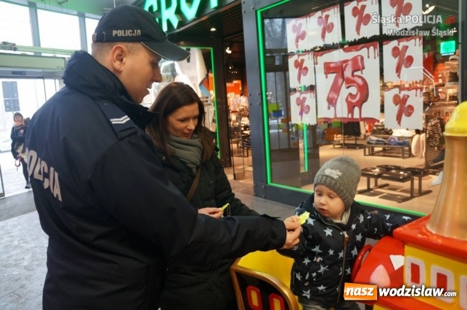 Zdjęcie w galerii na portalu naszwodzislaw.com: W domu kultury, na rynku i w galerii. Policjanci rozdawali mieszkańcom odblaski wiadomości z regionu