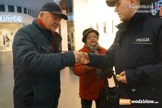 Zdjęcie w galerii na portalu naszwodzislaw.com: W domu kultury, na rynku i w galerii. Policjanci rozdawali mieszkańcom odblaski wiadomości z regionu