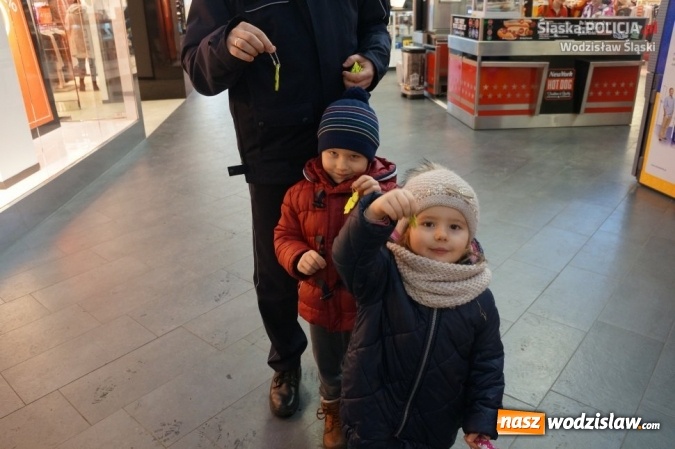 Zdjęcie w galerii na portalu naszwodzislaw.com: W domu kultury, na rynku i w galerii. Policjanci rozdawali mieszkańcom odblaski wiadomości z regionu