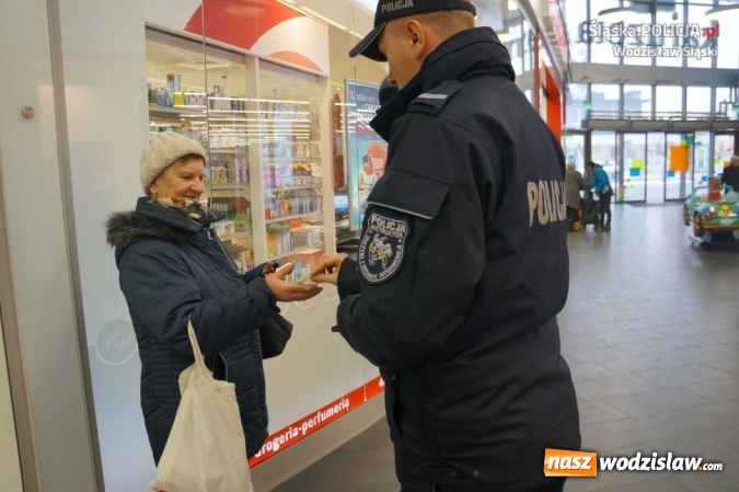 Zdjęcie w galerii na portalu naszwodzislaw.com: W domu kultury, na rynku i w galerii. Policjanci rozdawali mieszkańcom odblaski wiadomości z regionu