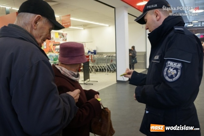 Zdjęcie w galerii na portalu naszwodzislaw.com: W domu kultury, na rynku i w galerii. Policjanci rozdawali mieszkańcom odblaski wiadomości z regionu