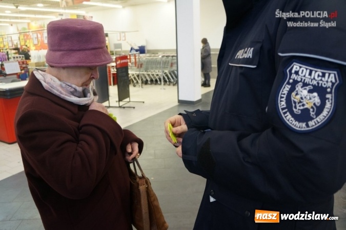 Zdjęcie w galerii na portalu naszwodzislaw.com: W domu kultury, na rynku i w galerii. Policjanci rozdawali mieszkańcom odblaski wiadomości z regionu