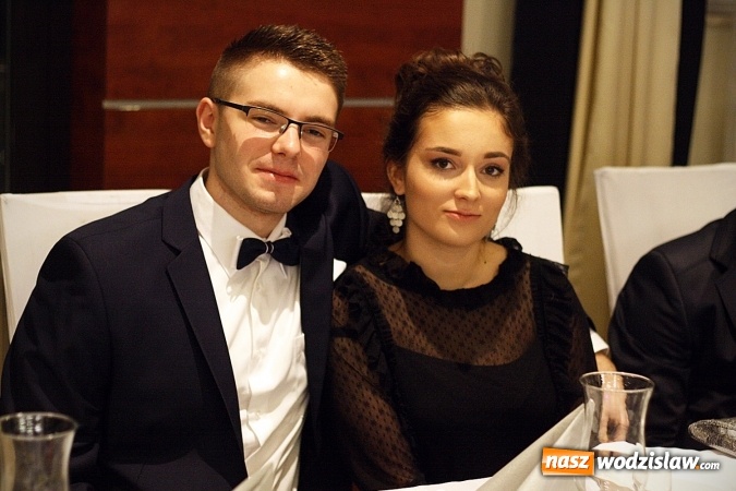 Zdjęcie w galerii na portalu naszwodzislaw.com: Piękne panie, przystojni panowie. Kolejna studniówka wodzisławskiego Tischnera wiadomości z regionu