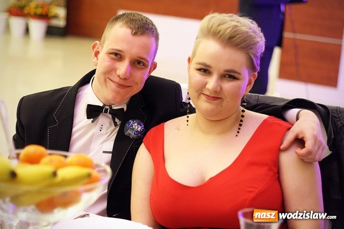 Zdjęcie w galerii na portalu naszwodzislaw.com: Piękne panie, przystojni panowie. Kolejna studniówka wodzisławskiego Tischnera wiadomości z regionu