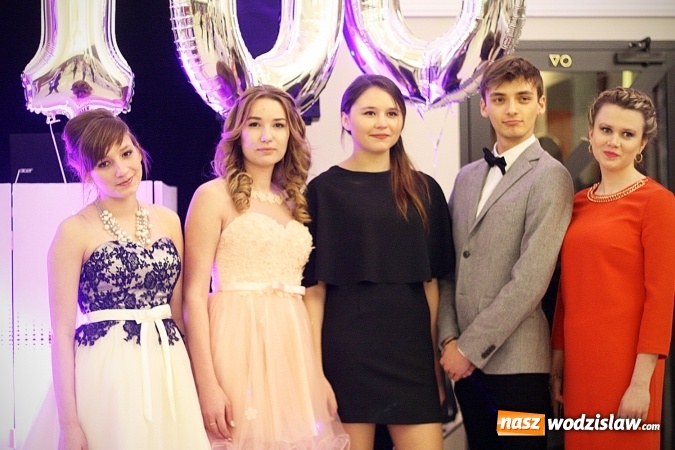 Zdjęcie w galerii na portalu naszwodzislaw.com: Piękne panie, przystojni panowie. Kolejna studniówka wodzisławskiego Tischnera wiadomości z regionu