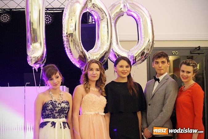 Zdjęcie w galerii na portalu naszwodzislaw.com: Piękne panie, przystojni panowie. Kolejna studniówka wodzisławskiego Tischnera wiadomości z regionu