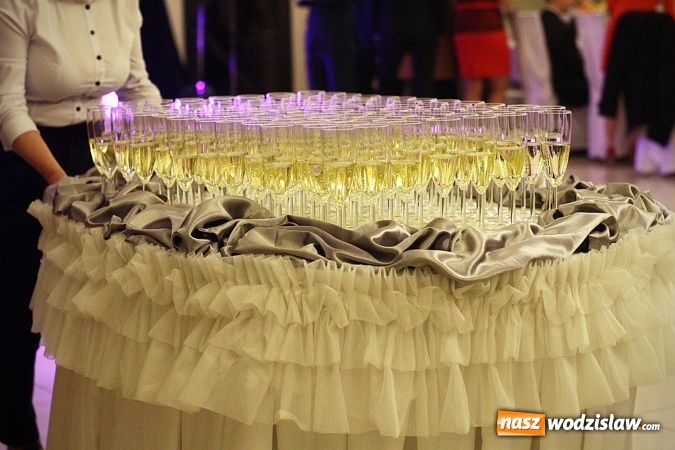 Zdjęcie w galerii na portalu naszwodzislaw.com: Piękne panie, przystojni panowie. Kolejna studniówka wodzisławskiego Tischnera wiadomości z regionu