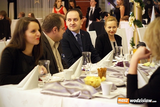 Zdjęcie w galerii na portalu naszwodzislaw.com: Piękne panie, przystojni panowie. Kolejna studniówka wodzisławskiego Tischnera wiadomości z regionu