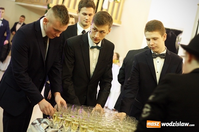 Zdjęcie w galerii na portalu naszwodzislaw.com: Piękne panie, przystojni panowie. Kolejna studniówka wodzisławskiego Tischnera wiadomości z regionu