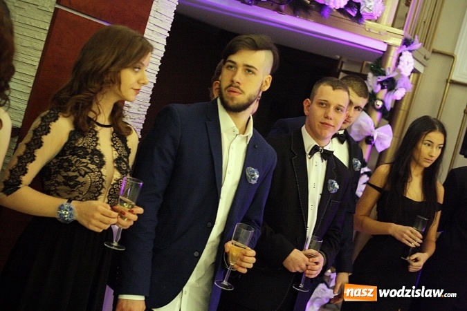 Zdjęcie w galerii na portalu naszwodzislaw.com: Piękne panie, przystojni panowie. Kolejna studniówka wodzisławskiego Tischnera wiadomości z regionu