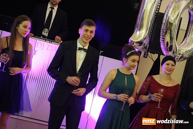 Zdjęcie w galerii na portalu naszwodzislaw.com: Piękne panie, przystojni panowie. Kolejna studniówka wodzisławskiego Tischnera wiadomości z regionu