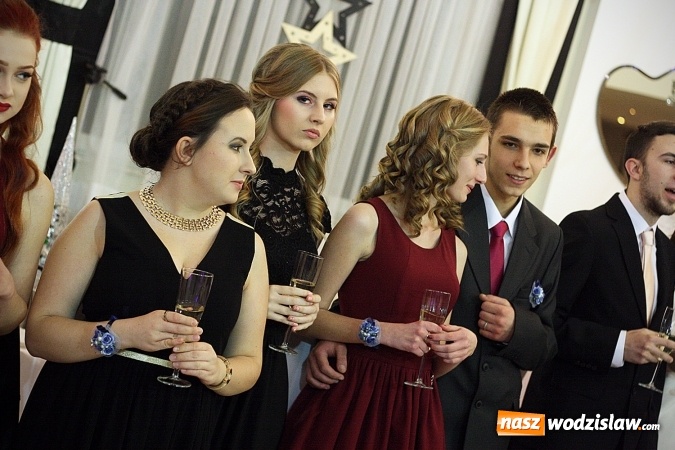 Zdjęcie w galerii na portalu naszwodzislaw.com: Piękne panie, przystojni panowie. Kolejna studniówka wodzisławskiego Tischnera wiadomości z regionu