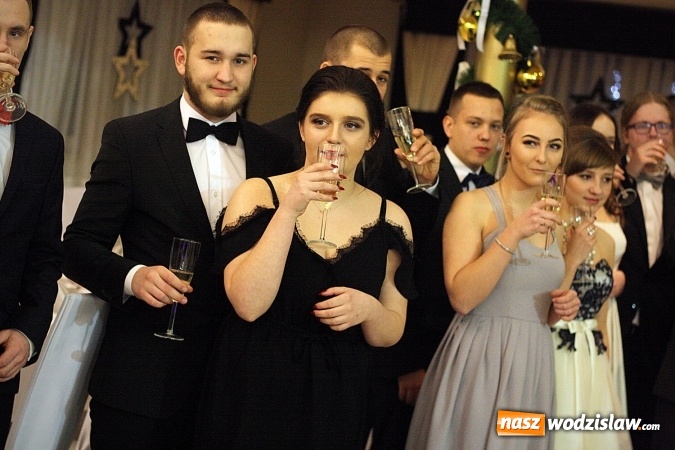 Zdjęcie w galerii na portalu naszwodzislaw.com: Piękne panie, przystojni panowie. Kolejna studniówka wodzisławskiego Tischnera wiadomości z regionu