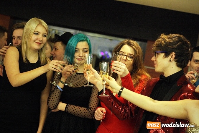 Zdjęcie w galerii na portalu naszwodzislaw.com: Piękne panie, przystojni panowie. Kolejna studniówka wodzisławskiego Tischnera wiadomości z regionu