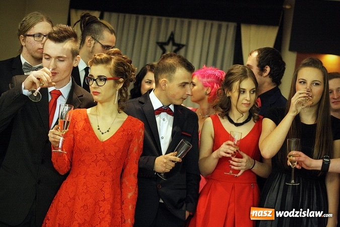 Zdjęcie w galerii na portalu naszwodzislaw.com: Piękne panie, przystojni panowie. Kolejna studniówka wodzisławskiego Tischnera wiadomości z regionu