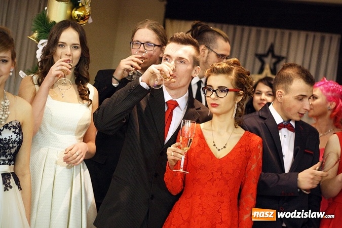 Zdjęcie w galerii na portalu naszwodzislaw.com: Piękne panie, przystojni panowie. Kolejna studniówka wodzisławskiego Tischnera wiadomości z regionu