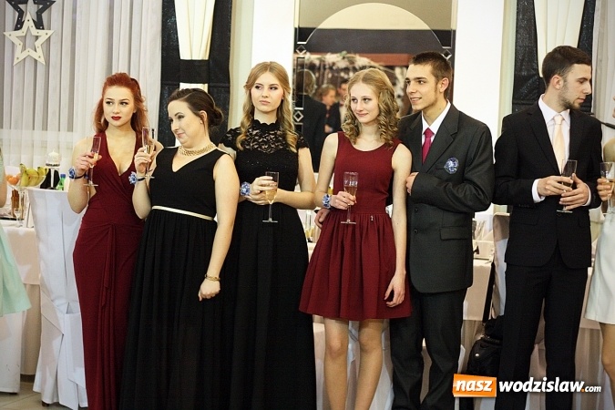Zdjęcie w galerii na portalu naszwodzislaw.com: Piękne panie, przystojni panowie. Kolejna studniówka wodzisławskiego Tischnera wiadomości z regionu