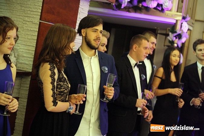 Zdjęcie w galerii na portalu naszwodzislaw.com: Piękne panie, przystojni panowie. Kolejna studniówka wodzisławskiego Tischnera wiadomości z regionu