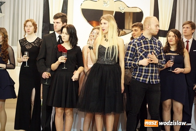 Zdjęcie w galerii na portalu naszwodzislaw.com: Piękne panie, przystojni panowie. Kolejna studniówka wodzisławskiego Tischnera wiadomości z regionu