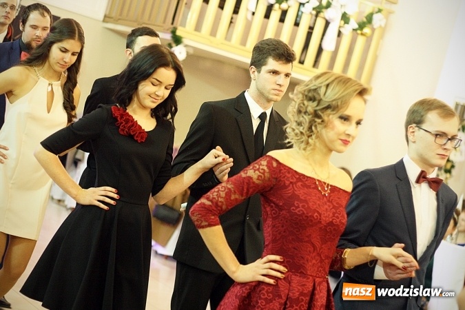 Zdjęcie w galerii na portalu naszwodzislaw.com: Piękne panie, przystojni panowie. Kolejna studniówka wodzisławskiego Tischnera wiadomości z regionu