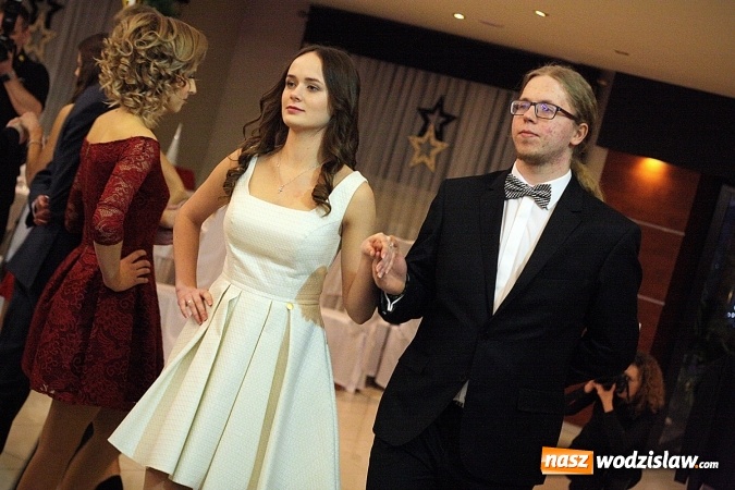 Zdjęcie w galerii na portalu naszwodzislaw.com: Piękne panie, przystojni panowie. Kolejna studniówka wodzisławskiego Tischnera wiadomości z regionu
