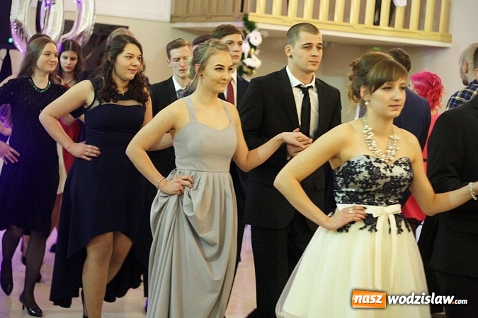 Zdjęcie w galerii na portalu naszwodzislaw.com: Piękne panie, przystojni panowie. Kolejna studniówka wodzisławskiego Tischnera wiadomości z regionu